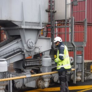Technicien effectuant une intervention pour la rénovation d’une grue aérienne industrielle sur site